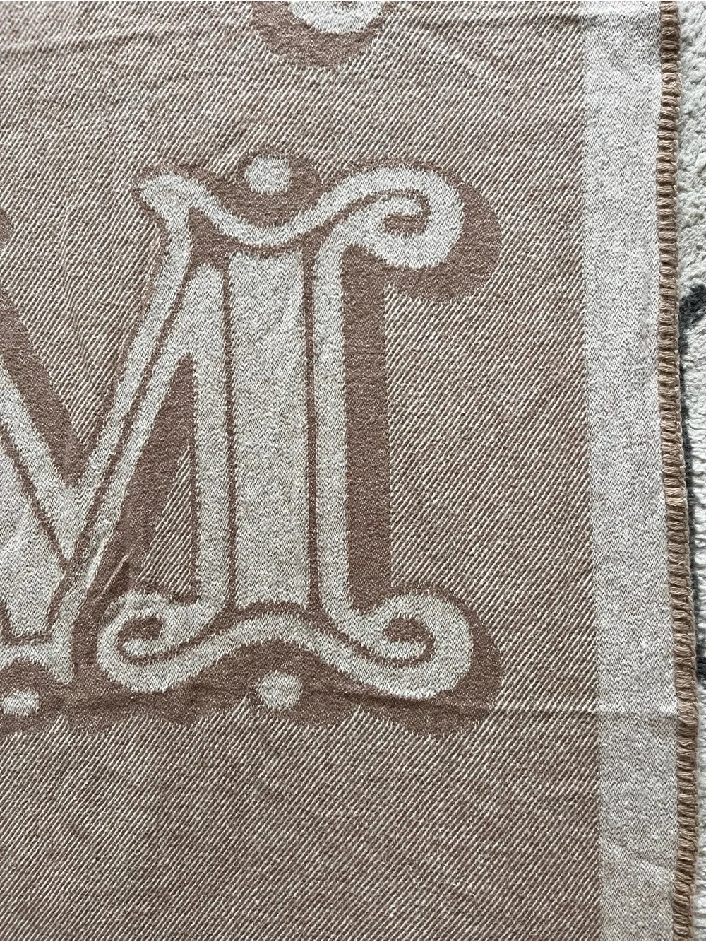 Max Mara Throw Blanket 50”x60” Beige and Cream Made in Italy Read* - Picture 2 of 7